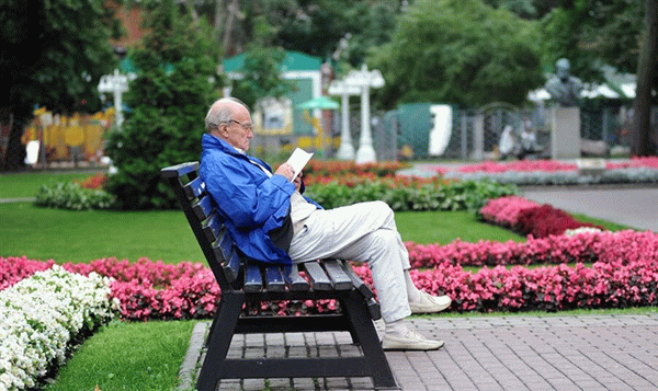 Мужчина сидит на скамейке